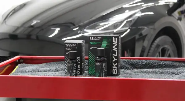 Dwie buteleczki z produktami do pielęgnacji lakieru samochodowego: "Vista" i "Skyline". To doskonała ceramika na auto, która nada blask i ochronę.
