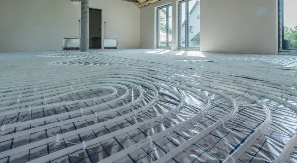 Instalacja ogrzewania podłogowego, kluczowa dla przyszłego komfortu i obniżenia kosztów ogrzewania.