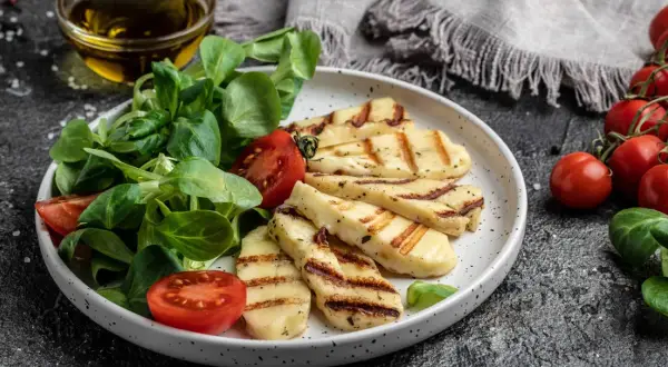 Pyszne halloumi z grilla podane z sałatką i pomidorkami. Idealna propozycja na lekki posiłek.
