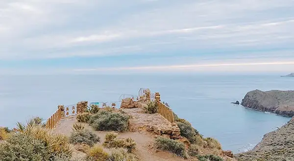 El mirador de la amatista ofrece vistas espectaculares del mar azul y la costa rocosa.