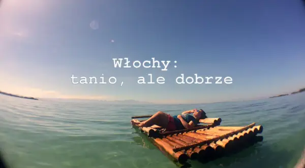 Osoba relaksuje się na tratwie na spokojnym morzu. Idealne zakończenie 10-dniowej wycieczki objazdowej po Włoszech.
