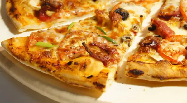 Ile kcal ma domowa pizza? Sprawdź, jak obniżyć kaloryczność