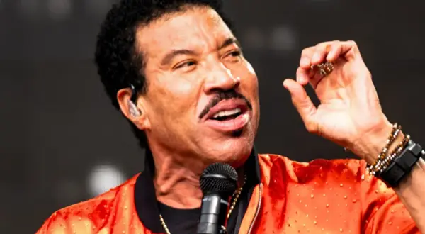 Lionel Richie śpiewa, a jego gesty są tak swobodne, jakby to był "easy like Sunday morning".