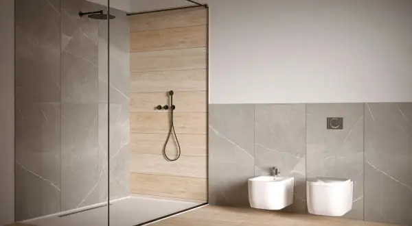 Bagno moderno con doccia a filo pavimento e rivestimento bagno 60x120 in gres effetto marmo e legno, posato orizzontale e verticale.