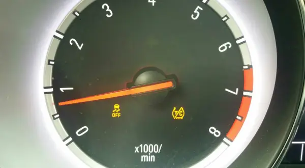 Kontrolka TC Opel Astra J świeci się, informując o wyłączonej kontroli trakcji. Obok widać kontrolkę ESP OFF.