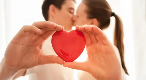 Para dowiedzieć się, jak zrobić seks, patrz na te dłonie trzymające serce i pocałunek w tle.