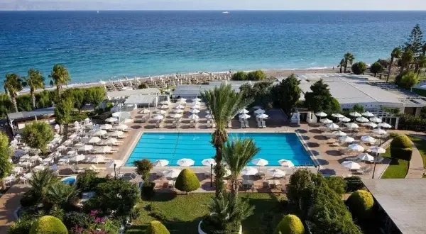 Piękny basen i plaża w Labranda Blue Bay Resort. Wiele leżaków i parasoli. Idealne miejsce na wakacje.