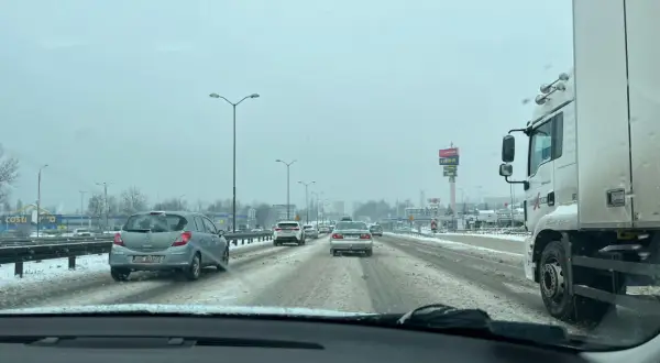 Śnieg na drodze w Katowicach. Ciężarówka i samochody w korku. Informacje drogowe Katowice.