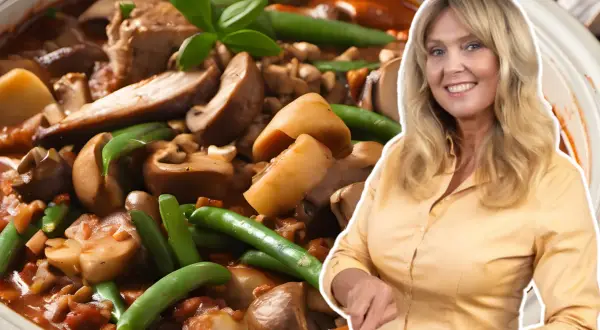 Gulasz z indyka Ewy Wachowicz z pieczarkami i fasolką szparagową. Pyszne danie, które zachwyci każdego.