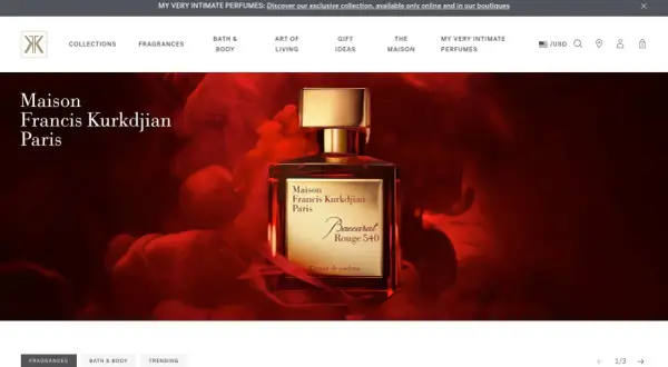 Elegancka butelka perfum Maison Francis Kurkdjian Baccarat Rouge 540 na tle czerwonych dymów.