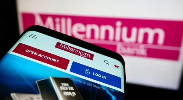 Sprawdzanie zajęcia egzekucyjnego w Millennium bank. Na ekranie telefonu widoczna strona logowania banku.