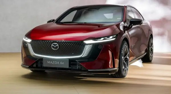 Elegancka, czerwona Mazda 6e z nowoczesnym designem i charakterystycznym grillem.