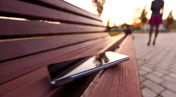 Zgubiłem telefon! Leży samotnie na ławce w parku, a ja już odchodzę.