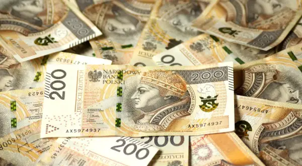 Stos banknotów dwustuzłotowych z wizerunkiem królowej Jadwigi.