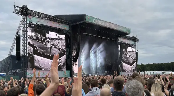 Tłum na Opener Festival, wszyscy wznoszą ręce. Na scenie wielkie ekrany, światła i artyści. Kto będzie następny?