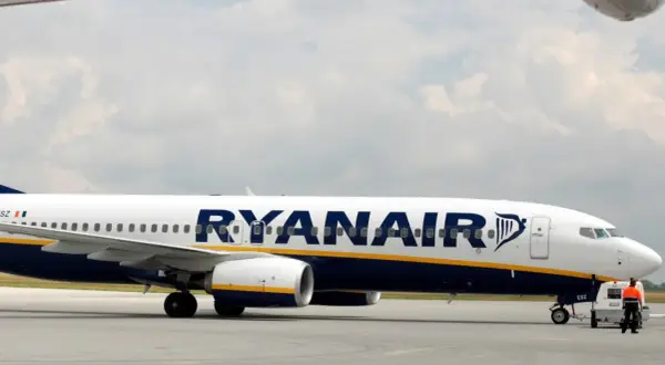 Samolot Ryanair na płycie lotniska. Pamiętaj o odprawie online ile przed wylotem, by uniknąć stresu.