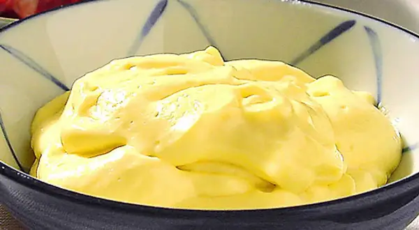 Krämig aioli i en skål, perfekt för ditt aioli recept.