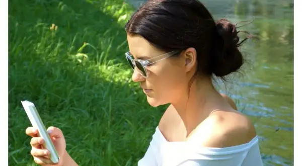 Czy ekran telefonu psuje wzrok? Sprawdź, jak chronić oczy przed szkodami