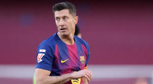 Piłkarz Robert Lewandowski w koszulce FC Barcelona patrzy w bok.