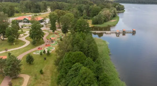 Gołdap atrakcje: malowniczy park z mini golfem, restauracją i pomostem nad jeziorem. Idealne miejsce na rodzinny wypoczynek.