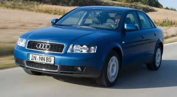 Niebieskie Audi A4 B8 w ruchu. Zastanawiasz się nad audi a4 b8 typowe usterki? Ten model może wymagać uwagi przy skrzyni biegów i zawieszeniu.