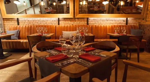 Elegancko nakryty stół w restauracji, idealne miejsce, gdzie zjeść w Bochni.
