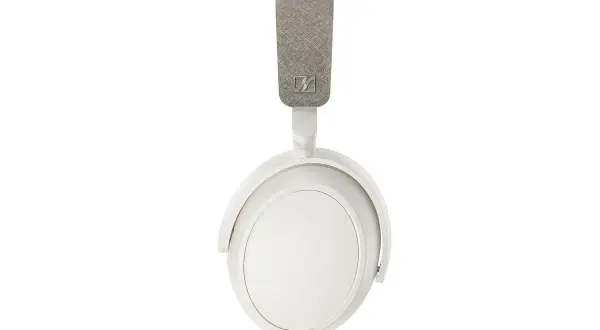Białe słuchawki Sennheiser Momentum 4, z szarym pałąkiem i logo, gotowe do uchwycenia każdego dźwięku.