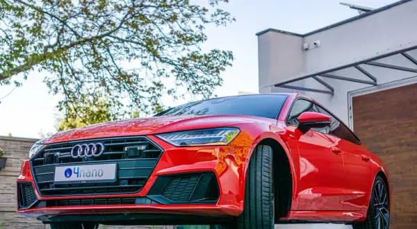 Czerwone Audi z logo 4nano. Zastanawiasz się, ile kosztuje ceramika na auto? Zapewnia ochronę i połysk.