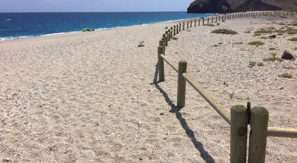 Playa de los Muertos, un paraíso para el camping. Arena clara, mar azul y montañas imponentes. Un lugar perfecto para desconectar.