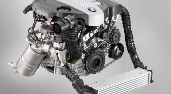 BMW N47 motor med kamkedjeproblem. Vilka årsmodeller drabbas? Här syns motorn med turbo och intercooler.