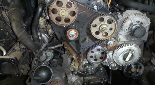 Silnik 1.9 TDI z widocznym rozrządem. Planujesz wymianę rozrządu 1.9 tdi koszt? Sprawdź stan paska i kół zębatych.