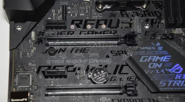 ROG STRIX B450-F GAMING Hauptplatine mit PCIe-Steckplätzen und einem Lithium-Akku. Ein BIOS-Update ist für optimale Leistung unerlässlich.