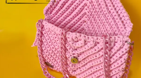 Borse uncinetto fettuccia rosa con catena, un accessorio fatto a mano che aggiunge un tocco di stile.