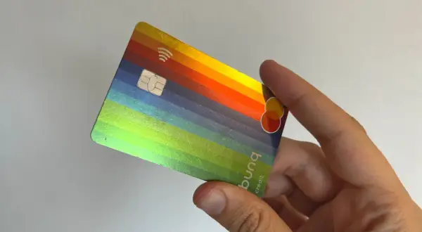 Bunte bunq Kreditkarte in der Hand. Positive bunq Erfahrungen mit diesem stylischen Design.