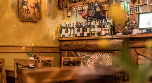 Drewniane stoły i krzesła w przytulnej atmosferze, idealne na posiłek w jednej z restauracji w Szklarskiej Porębie.