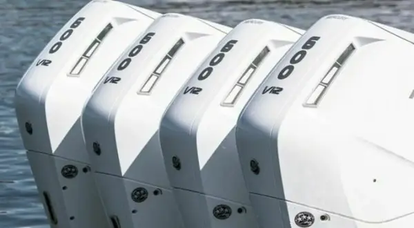 Quattro motori fuoribordo Mercury V12 da 600 CV, il motore fuoribordo più potente, pronti per la velocità sull'acqua.