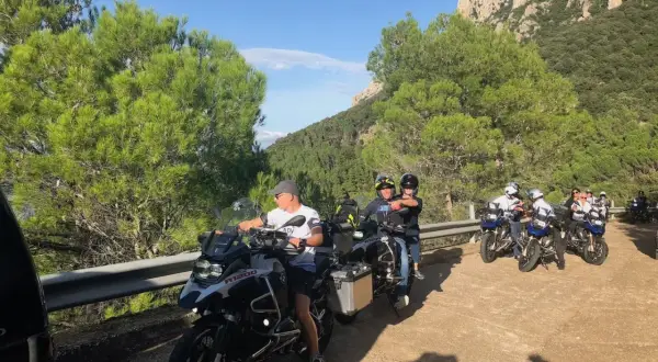 Grupa motocyklistów na drodze z pięknymi widokami, podróż motocyklem po Sardynii.