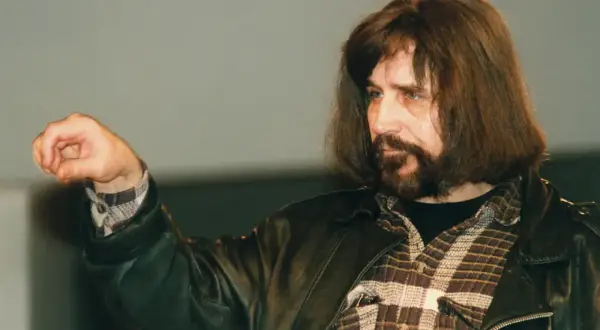 Czesław Niemen, jakby śpiewał "Sen o Warszawie tekst", z zaciśniętą pięścią i charakterystyczną fryzurą.