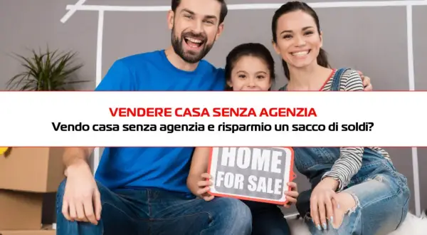Famiglia felice con cartello "Home for Sale". Impara come vendere casa senza agenzia e risparmiare.