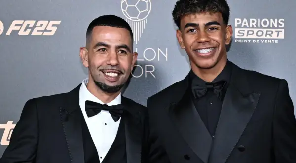 Mounir Nasraoui i młody piłkarz w eleganckich garniturach na gali.