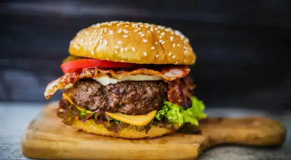 Soczysty burger z bekonem i serem. Idealny sposób, jak przyprawić mięso na hamburgery, by uzyskać ten smak!