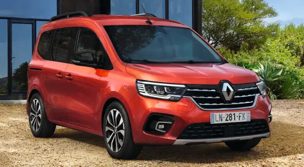 Renault Kangoo, con la sua lunghezza ottimizzata per la città e la famiglia, sfoggia un design moderno e pratico.