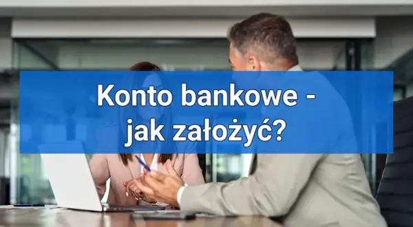 Konto bankowe - jak założyć? Dwie osoby przy biurku, jedna z laptopem. Szybkie założenie konta bez kuriera.