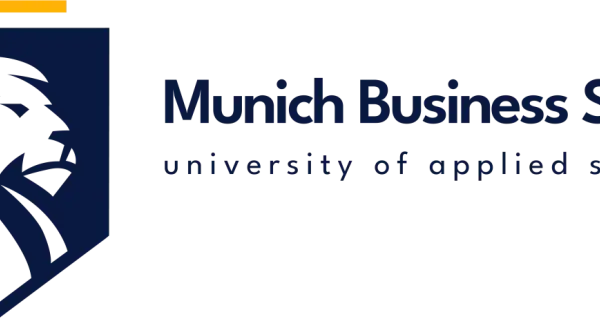 Logo der Munich Business School, einer Universität für angewandte Wissenschaften, mit einem Löwenkopf-Wappen.