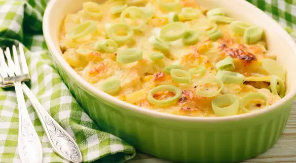 Herzhafte Kartoffel-Lauch-Auflauf-Rezepte: goldbraun überbacken, garniert mit Lauchringen. Perfekt für ein gemütliches Essen.
