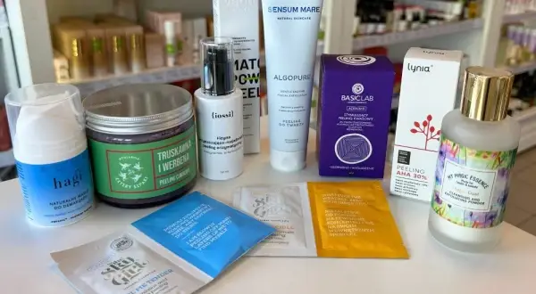 Peeling dla cery dojrzałej: enzymatyczny czy kwasowy? Wybierz mądrze