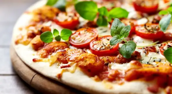 Pyszna pizza z pomidorkami i bazylią. Idealna, gdy zastanawiasz się, jak zrobić pizzę bez drożdży.