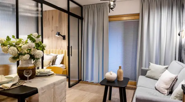 Długi salon: 10 trików, by optycznie go skrócić i urządzić!