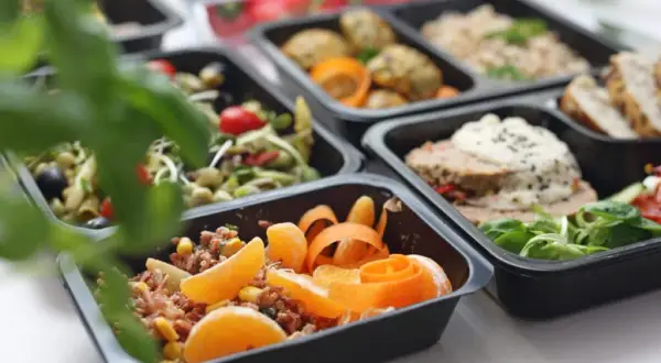 Catering dietetyczny: Co to jest? Zalety, wady i jak wybrać dietę pudełkową