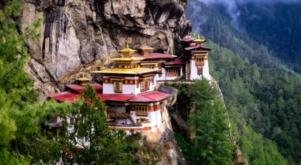 Spektakularny klasztor na klifie w Bhutanie. Marzysz o takiej wycieczce? Sprawdź, jaka jest bhutan wycieczka cena!